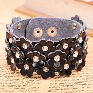 Guang Tong Black Flower & Rhinestone Bracelet